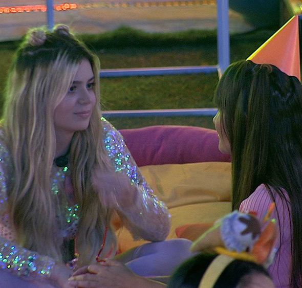 Viih Tube se machuca após queda em festa no <I>BBB21</i> e Thais alfineta Juliette: - <i>Se acha</i>