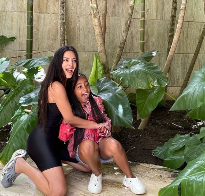Kim Kardashian compartilha foto ao lado da filha mais velha e <I>web</i> vai à loucura