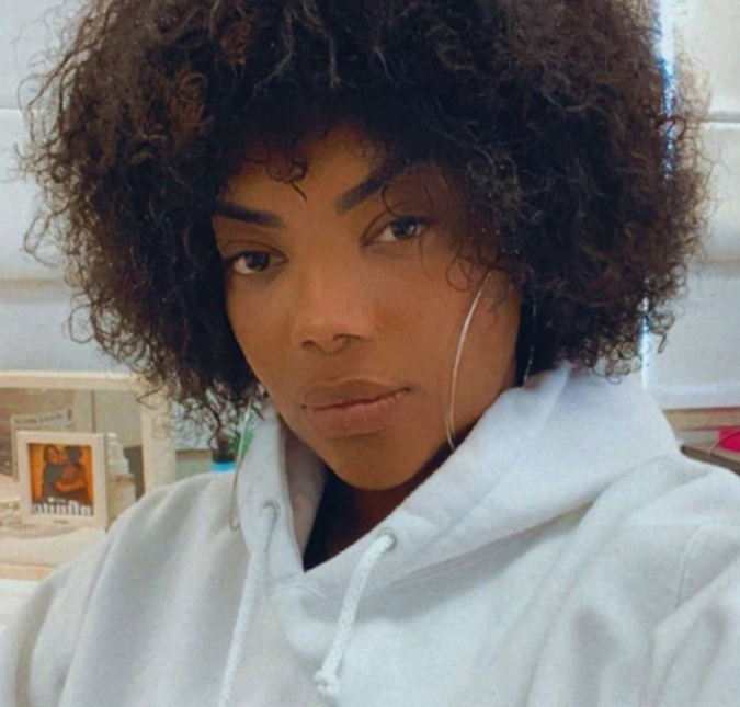 Após polêmica envolvendo o próprio cabelo, Ludmilla mostra os fios naturais