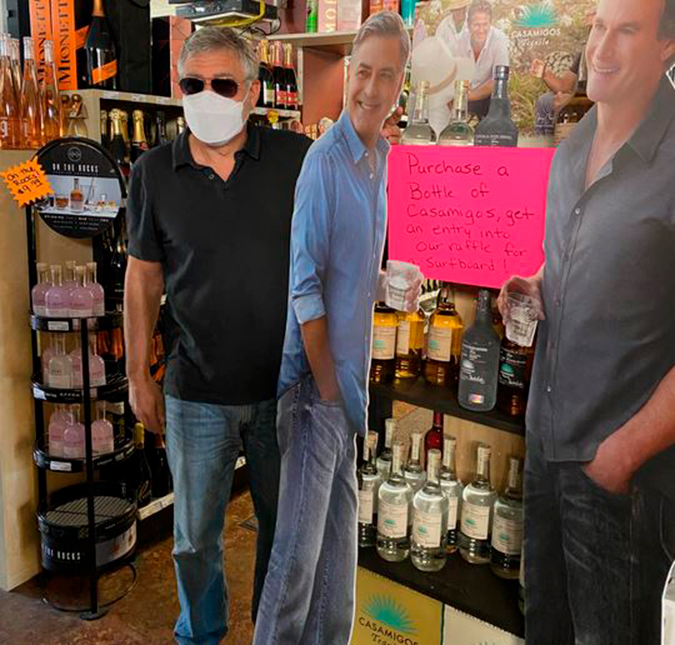 George Clooney tira foto com cartaz de papelão de si mesmo em loja de bebida alcoólica