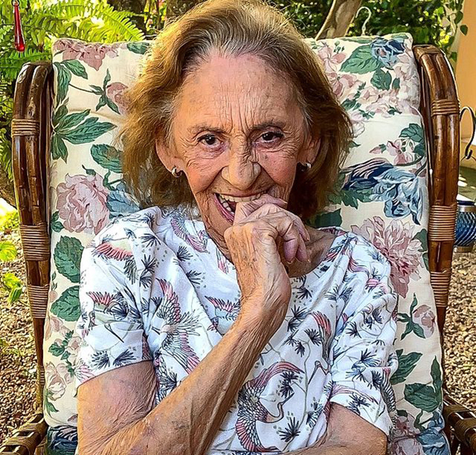 Moderninha! Aos 93 anos de idade, Laura Cardoso encanta com ensaio fotográfico a distância; confira!
