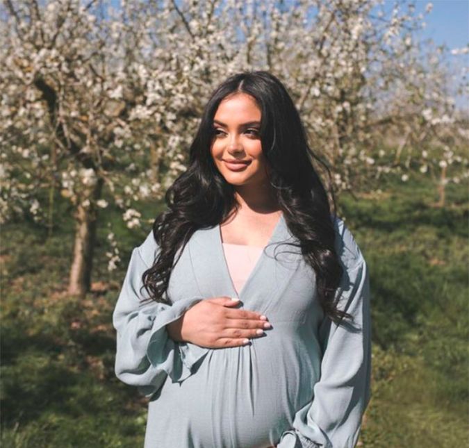 A atriz inglesa Afshan Azad anunciou que está grávida pela primeira vez! Ela, que ficou conhecida por interpretar Padma Patil em Harry Potter, contou que o bebê nascerá em julho: O nossos corações estão cheios de amor, empolgação e tensões! Não falta muito, por favor, orem por nós, disse ela, contando que o bebê irá se chamar Kazi. Ela está afastada do cinema desde a participação em Harry Potter e as Relíquias da Morte - Parte 2, de 2011, e tem se dedicado à carreira de modelo e influenciadora digital. Na caixa de comentários da postagem, Afshan foi parabenizada por outros atores da saga, como Chris Rankin e Scarlett Byrne.