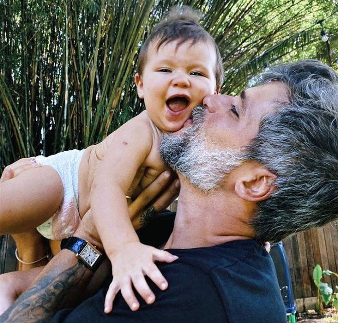 Hoje meu baby faz nove meses e o dia é todo dele!, compartilhou o ator em abril de 2021.