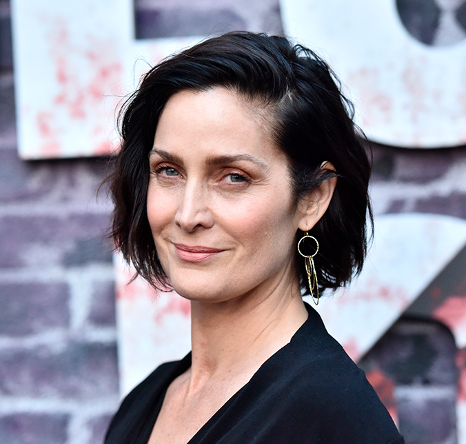 Um dia após completar 40 anos de idade, atriz de <i>Matrix</i> foi surpreendida com papel de avó em filme: <I>- Não é fácil estar neste ramo</I>