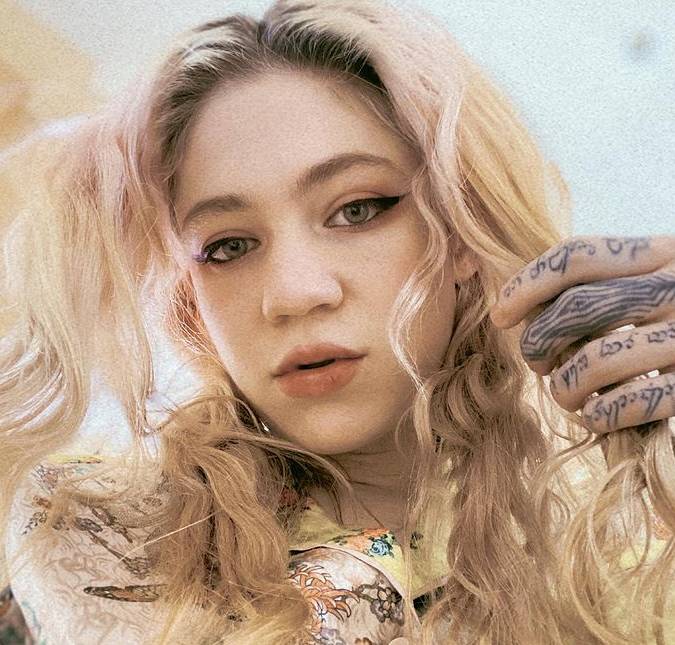 Grimes faz tatuagem inspirada em <i>cicatrizes alienígenas</i>; veja a foto e entenda!