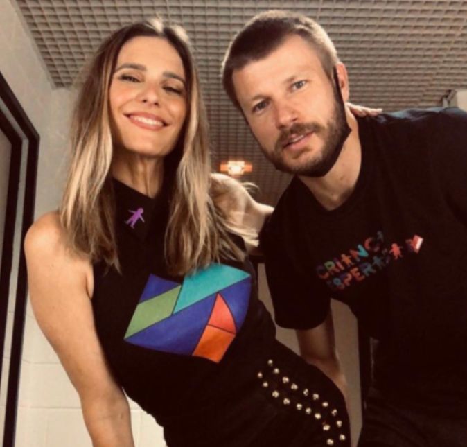 Além de publicidades e dentro de sua própria casa, o casal acaba dividindo também alguns compromissos sociais da emissora que trabalham. Esta foto os dois compartilharam em um dos grandes dias de doações para o Criança Esperança. Além de publicidades e dentro de sua própria casa, o casal acaba dividindo também alguns compromissos sociais da emissora que trabalham. Esta foto os dois compartilharam em um dos grandes dias de doações para o Criança Esperança.