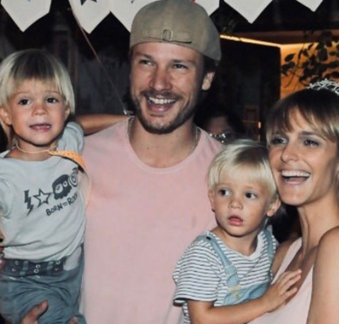 Caso você não saiba, do relacionamento deste incrível casal, nasceram João e Francisco, os filhos gêmeos... Caso você não saiba, do relacionamento deste incrível casal, nasceram João e Francisco, os filhos gêmeos...