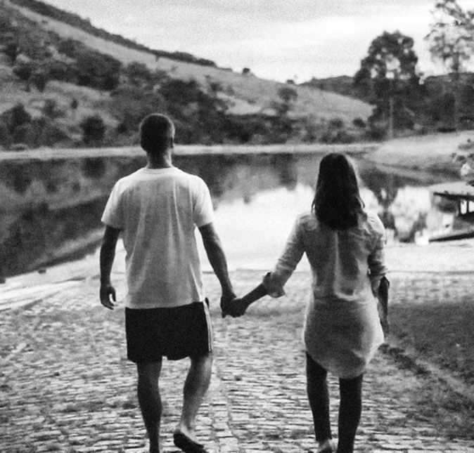 Rodrigo e Fernanda são daqueles casais fofos que adoram mostrar para o mundo que estão bem e compartilhar fotos lindas e românticas nas redes sociais. Dá uma olhada nesse click que os dois estão andando de mãos dadas no melhor estilo preto e branco. Rodrigo e Fernanda são daqueles casais fofos que adoram mostrar para o mundo que estão bem e compartilhar fotos lindas e românticas nas redes sociais. Dá uma olhada nesse click que os dois estão andando de mãos dadas no melhor estilo preto e branco.