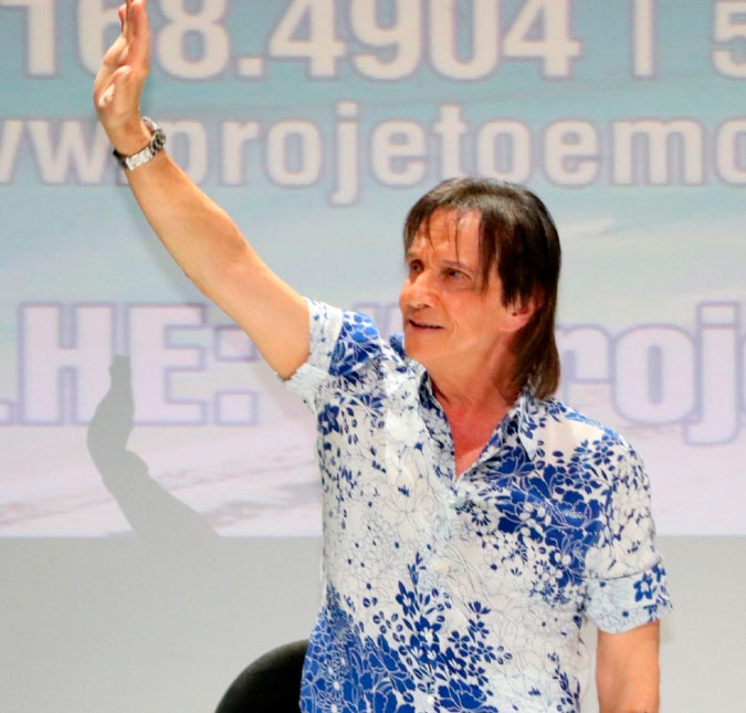 Roberto Carlos confessa que pandemia potencializa seu TOC: <i>- Estou tentando, estou lutando</i>