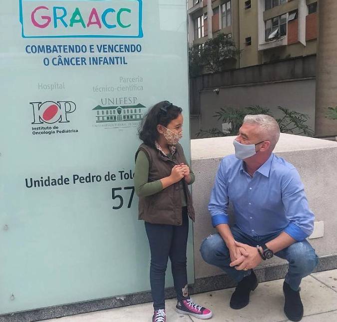 Alexandre Correa faz doação para ONG que ajuda crianças em tratamento de câncer e ganha apoio de Ana Hickmann: <i>Meu herói</i>
