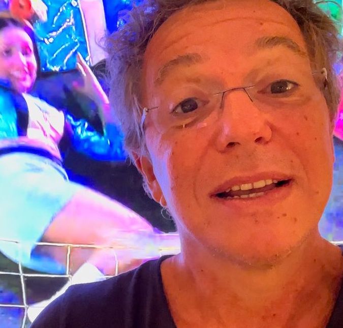 Existem os participantes que pedem para sair com o reality já rolando, mas teve um no BBB 18 que não aguentou o pré confinamento. Isso mesmo! Ele fez a inscrição, passou por todas as etapas, foi admitido para o programa e acabou surtando antes mesmo do BBB começar. Boninho, preferiu não abrir o jogo sobre o nome do participante na época, mas comentou em suas redes sociais: Não é a primeira vez. Hoje perdemos um! Mas já botamos dois para substituir. Existem os participantes que pedem para sair com o reality já rolando, mas teve um no BBB 18 que não aguentou o pré confinamento. Isso mesmo! Ele fez a inscrição, passou por todas as etapas, foi admitido para o programa e acabou surtando antes mesmo do BBB começar. Boninho, preferiu não abrir o jogo sobre o nome do participante na época, mas comentou em suas redes sociais: Não é a primeira vez. Hoje perdemos um! Mas já botamos dois para substituir.