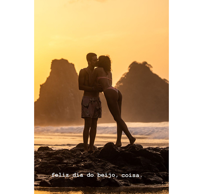 Bruna Marquezine posta primeira foto aos beijos com Enzo Celulari e recebe resposta: <i>Melhor beijo</i>