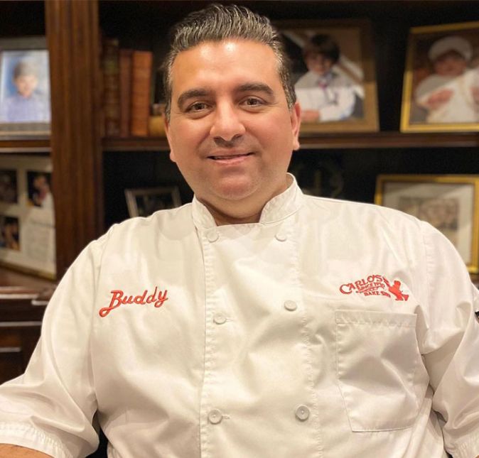 Em setembro de 2020, Buddy Valastro sofreu um acidente seríssimo em sua mansão em Nova Jersey, nos Estados Unidos. Na ocasião, o confeiteiro estava se divertindo jogando boliche quando parou para tentar consertar o armador de pinos da máquina - aquela estrutura que organiza os pinos nos lugares certos da pista. Infelizmente, a mão direita de Buddy ficou presa e comprimida na estrutura, o que fez com que toda a parte entre seus dedos anelar e médio fossem empaladas três vezes por uma haste de metal. Tudo durou cerca de cinco minutos agonizantes, e o eterno Cake Boss só conseguiu se soltar da máquina quando seus dois filhos, Buddy Jr. e Marco, cortaram a estrutura usando uma serra. Em abril de 2021, o cozinheiro revelou que passou por cinco cirurgias reparatórias na mão, e que continua fazendo fisioterapia para recuperar toda força e movimentos do membro. O acidente foi tão sério que a médica que atendeu Buddy pensou que ele fosse perder a mão: - Ela estava com medo porque havia tanto inchaço na mão dele que estava estrangulando seus músculos, e os músculos poderiam morrer., contou Lisa, esposa do cozinheiro, à People. - A Dra. Carlson achou que eu poderia ter perdido a mão. Ela estava petrificada., completou o Cake Boss.