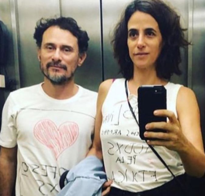 Enrique Diaz e Mariana Lima foram até as suas redes sociais para mostrar alguns dos muitos anos que viveram juntos e comemorar os 24 anos de união: Abril agora, não exatamente dia 14, mas por aí, talvez entre 10 e 12, a gente tava filmando Kenoma no Vale do Jequitinhonha, o filme é da Eliane Caffe, a gente estabeleceu essa data de aniversário porque teve um beijo no ensaio da cena do filme que nos fez pensar 'lascou, agora lascou', e aí foram muitos carnavais e muitas manifs, e duas filhas que a gente ama que nem uns alucinados, tarados, psicopatas, e também muitos trabalhos e viagens, teve Africa do Sul, México, Amazônia, Bonito, Califórnia. Teve peça em Paris, em São José do Rio Preto, em Porto Rico, em Bruxelas. Teve tanto amor e tanta gritaria, e amigos que foram e que a gente segue amando ainda mais e outros que estão aqui nesse chamado de coragem que é essa vida e é um amor que não para. E ela tinha 24 anos e agora a gente já tá nesse enrosco há 24 anos, então agora que eu quero ver, minha nêga! Te amo como uma água pura jorrando, meu amor, escreveu o ator na legenda da publicação. Que fofos! Enrique Diaz e Mariana Lima foram até as suas redes sociais para mostrar alguns dos muitos anos que viveram juntos e comemorar os 24 anos de união: Abril agora, não exatamente dia 14, mas por aí, talvez entre 10 e 12, a gente tava filmando Kenoma no Vale do Jequitinhonha, o filme é da Eliane Caffe, a gente estabeleceu essa data de aniversário porque teve um beijo no ensaio da cena do filme que nos fez pensar 'lascou, agora lascou', e aí foram muitos carnavais e muitas manifs, e duas filhas que a gente ama que nem uns alucinados, tarados, psicopatas, e também muitos trabalhos e viagens, teve Africa do Sul, México, Amazônia, Bonito, Califórnia. Teve peça em Paris, em São José do Rio Preto, em Porto Rico, em Bruxelas. Teve tanto amor e tanta gritaria, e amigos que foram e que a gente segue amando ainda mais e outros que estão aqui nesse chamado de coragem que é essa vida e é um amor que não para. E ela tinha 24 anos e agora a gente já tá nesse enrosco há 24 anos, então agora que eu quero ver, minha nêga! Te amo como uma água pura jorrando, meu amor, escreveu o ator na legenda da publicação. Que fofos!