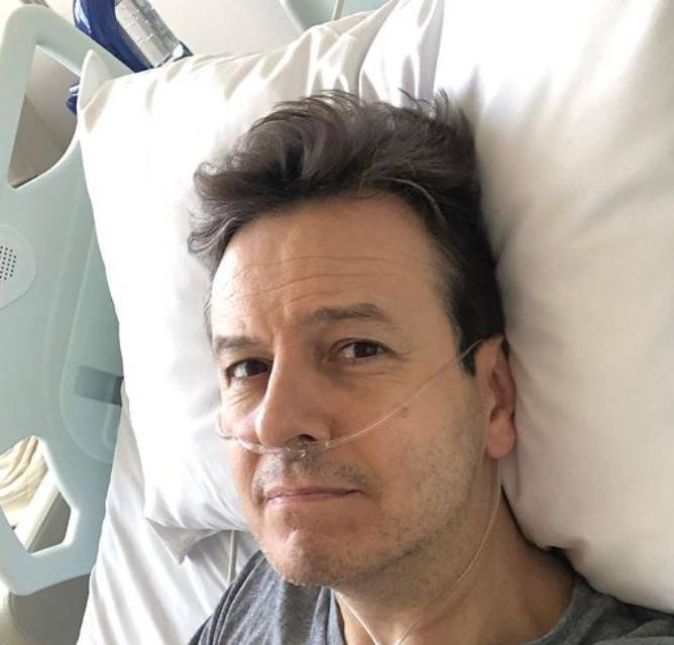 Celso Zucatelli também testou positivo para a doença e os médicos acharam melhor ele ser internado em um hospital para ser acompanhado de perto. Ao todo foram dez dias internado em que realizou fisioterapia respiratória. Também dividindo cada momento com seus seguidores, ele postava fotos do tratamento e dava notícias por meio das redes sociais: .Exercícios todos os dias, repouso, exames para monitorar o funcionamento dos órgãos. @drleandroechenique testa tudo diariamente. Aqui, a Marla, fisioterapeuta, me coloca para aumentar minha capacidade de inspiração. E nós seguimos assim. Vamos vencer. Depois, em casa, ele continuou o tratamento para recuperar a capacidade pulmonar e anunciou que iria começar a fazer sessões de fonoaudiologia para recuperar a força da voz.