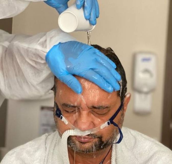 Geraldo Luís foi diagnosticado com a Covid-19 e, dias depois, teve que ser internado na UTI após apresentar na tomografia uma infecção de 20% no pulmão - depois, esse número subiria para 55%. Por meio das redes sociais, ele comemorou quando conseguiu andar após dez dias, sem sentir falta de ar, e até quando conseguiu tomar o primeiro banho fora da cama. Após receber alta, o apresentador informou que estava com uma sensibilidade na perna direita e, por isso, segue fazendo fisioterapia. Em live ele ainda comentou: - Eu quase morri. E como eu venho falando porque eu sempre tive essa consciência: é que pelo meu trabalho, pela minha luta, eu tive sorte, sou abençoado, tive a Dra. Ludhmila que me salvou, tive um bom hospital, mas 99% do povo tá morrendo por causa disso. Eu tô agora voltando a falar graças a uma fisioterapia que eu posso pagar, porque eu não estava falando.