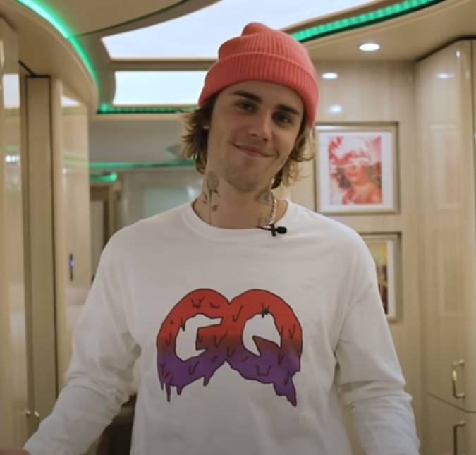 Justin Bieber mostra ônibus que usa para fazer turnês - que conta até com sauna - e impressiona fãs: <i>Um apartamento de luxo sobre rodas</i>