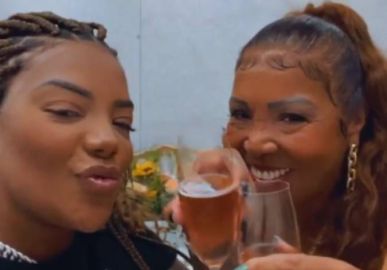 Ludmilla faz festa para a avó com música ao vivo e garçons e é detonada na <i>web: Rindo na cara da pandemia</i>