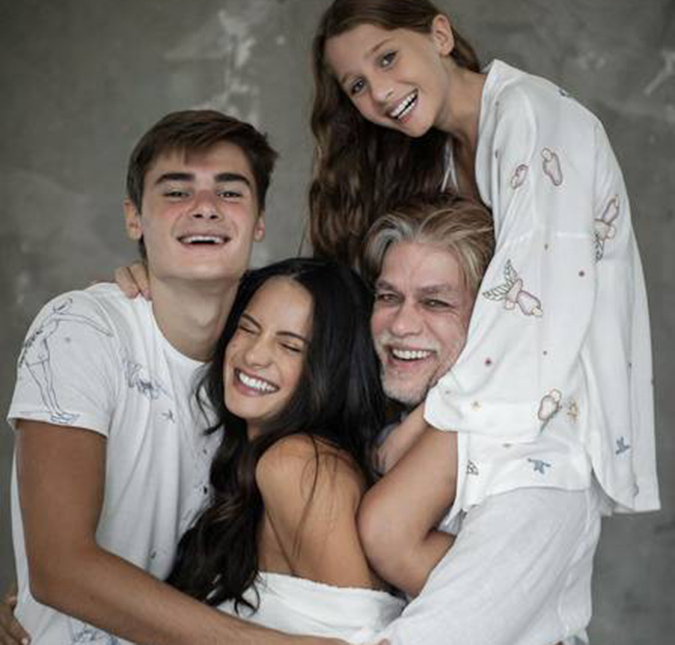 Fábio Assunção aparece em foto com a família reunida e esposa grávida
