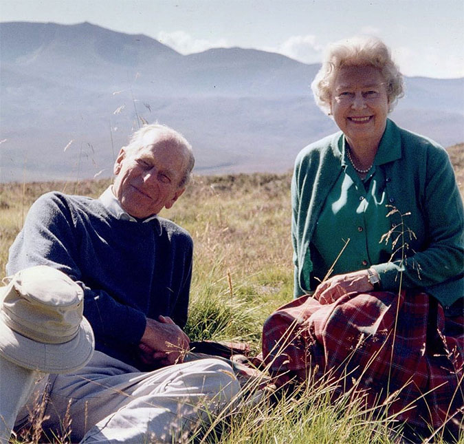 Rainha Elizabeth II compartilha foto rara ao lado do marido príncipe Philip