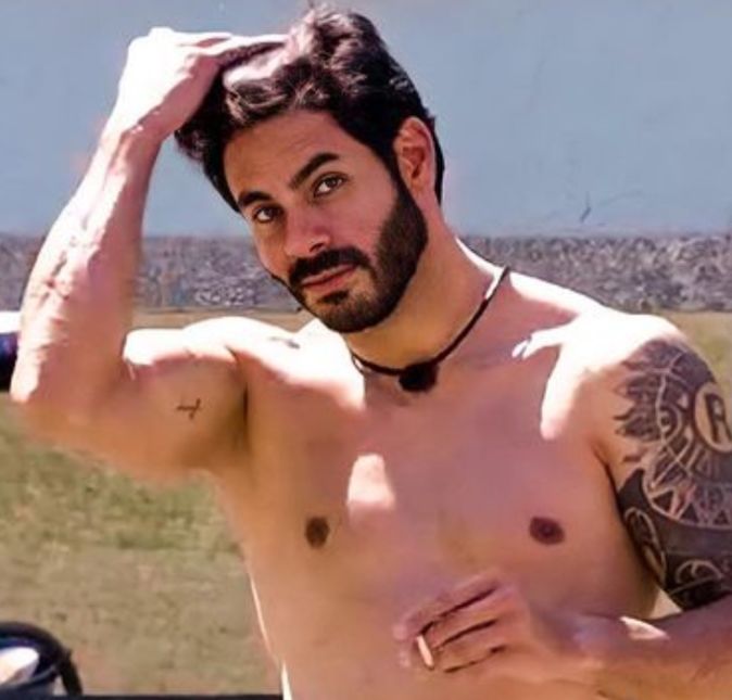 Outro participante do Big Brother Brasil 21 que teve dor de cabeças quando saiu da casa foi Rodolffo, que faz dupla com Israel. O cantor acabou fazendo um comentário dizendo que a peruca de homem da caverna que ele estava utilizando era parecido com o cabelo de João Luiz - o que foi compreendido como preconceito racial o comentário. Ele até tentou se justificar diversas vezes lá dentro e até Tiago Leifert tentou ensina-lo sobre o assunto, mas a batata dele assou do lado de fora da casa e a Polícia do Rio de Janeiro até abriu um requerimento para estudar as falas.