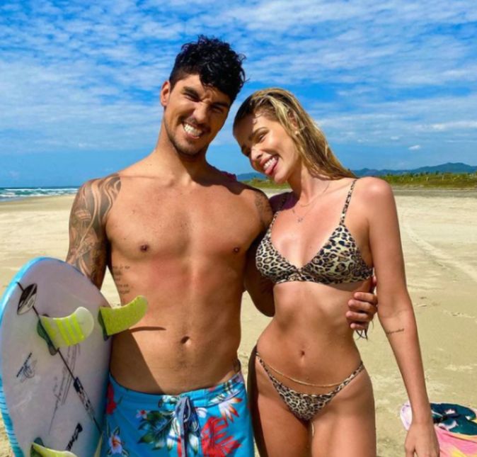 Gabriel Medina, por exemplo, se desentendeu com a sua família porque acabou tomando as dores de sua então companheira, Yasmin Brunet. Aparentemente, eles estavam com uma grande implicância com a modelo, e o surfista acabou decidindo se afastar dos familiares para manter o relacionamento mais saudável. Recentemente, Leo Dias divulgou que a batalha possui mais de 100 milhões de reais em jogo, valor que foi acumulado pelo atleta em seus patrimônios. O colunista também aponta que, de acordo com a revista Stab, referência no surfe, Gabriel Medina é o surfista mais bem pago do mundo desde 2018. Toda esta riqueza aumenta as polêmicas em torno dos familiares do surfista, que envolve problemas entre a mãe, Simone, a nora, Yasmin Brunet, e outros membros. Detalhe que, para provocar o filho e a ex-nora, Simone até andou comentando em fotos do ex-marido de Yasmin antes de Medina. Eita! Lembrando que o casal anunciou a separação em janeiro de 2021.