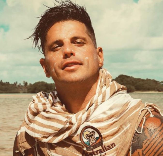 Fernando Fernandes participou do Big Brother Brasil em 2002. Depois disso, o bonitão acabou sofrendo um acidente e perdendo os movimentos das duas pernas. Mas a história dele é realmente de muita garra e vontade. Decidido que não ficaria parado, se tornou um atleta paralímpico. Pensa que acabou? Nada! Em 2022, ele assumiu como o apresentador do No Limite.