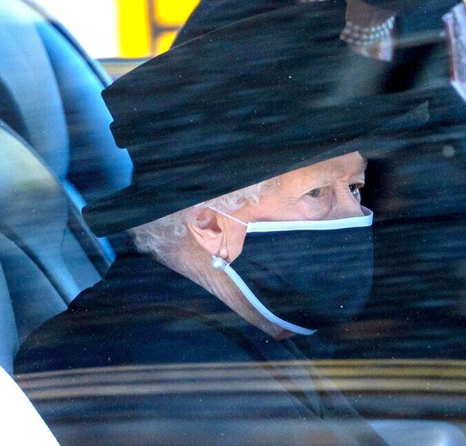Rainha Elizabeth II quebra tradição de luto após morte de príncipe Philip