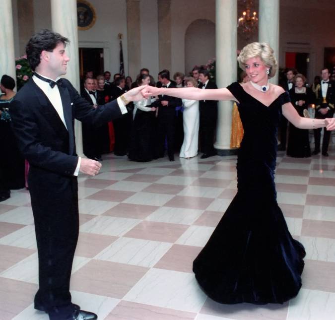 John Travolta dá detalhes da vez em que dançou com Lady Di em evento: <i>- Momento mágico muito especial</i>