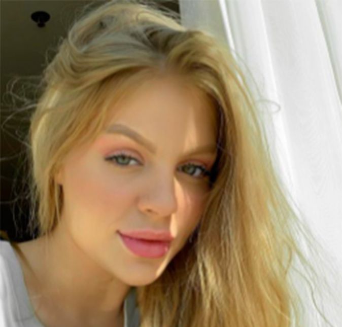 Certa vez, Luísa foi perguntada se gostaria de ter seu rosto de volta - sem os procedimentos estéticos. No Instagram Stories, Luísa desabafou: - Até falei no Twitter como se tornou uma verdade que eu tenho plástica e Botox. Gente, a única coisa que eu fiz na minha vida foi colocar preenchimento labial, que volta em seis meses a boca ao normal, então eu preciso ficar retocando. Olha que bizarro o jeito que a galera já fala, teria seu rosto de volta... tipo, c*****o, eu aumentei a boca, ponto. Ter o rosto de volta. Sério, estou triste. Você tenta ao máximo ser educada, mas acho que quando você é uma pessoa conhecida, as pessoas cobram uma simpatia e felicidade fora do normal. Acima, ela aparece em clique divulgado em março de 2019. Certa vez, Luísa foi perguntada se gostaria de ter seu rosto de volta - sem os procedimentos estéticos. No Instagram Stories, Luísa desabafou: - Até falei no Twitter como se tornou uma verdade que eu tenho plástica e Botox. Gente, a única coisa que eu fiz na minha vida foi colocar preenchimento labial, que volta em seis meses a boca ao normal, então eu preciso ficar retocando. Olha que bizarro o jeito que a galera já fala, teria seu rosto de volta... tipo, c*****o, eu aumentei a boca, ponto. Ter o rosto de volta. Sério, estou triste. Você tenta ao máximo ser educada, mas acho que quando você é uma pessoa conhecida, as pessoas cobram uma simpatia e felicidade fora do normal. Acima, ela aparece em clique divulgado em março de 2019.