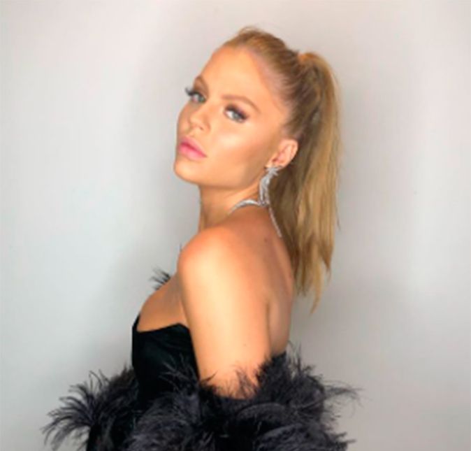 De fato, a boca da artista costuma aparecer bem diferente em diversas fotos que ela divulga nas redes sociais. Sempre que está mais produzida, a cantora aposta em uma make que valoriza o bocão e deixa os olhos bem marcados. Arrasou né? De fato, a boca da artista costuma aparecer bem diferente em diversas fotos que ela divulga nas redes sociais. Sempre que está mais produzida, a cantora aposta em uma make que valoriza o bocão e deixa os olhos bem marcados. Arrasou né?