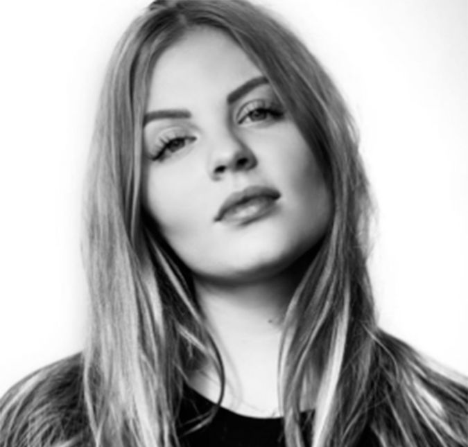 Luísa também aparecia com um estilo mais romântico no início da carreira. No final de 2017, por exemplo, ela divulgou o clique acima, em que aparece com uma leve make e os cílios bem marcados com rímel, sem extensão. Luísa também aparecia com um estilo mais romântico no início da carreira. No final de 2017, por exemplo, ela divulgou o clique acima, em que aparece com uma leve make e os cílios bem marcados com rímel, sem extensão.