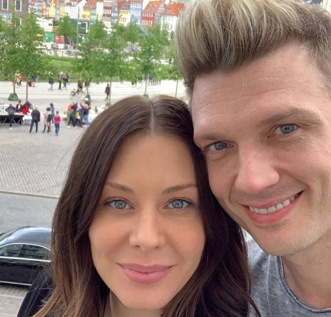 Esposa de Nick Carter fica mais uma noite em hospital após <i>complicações</i> no parto do terceiro filho