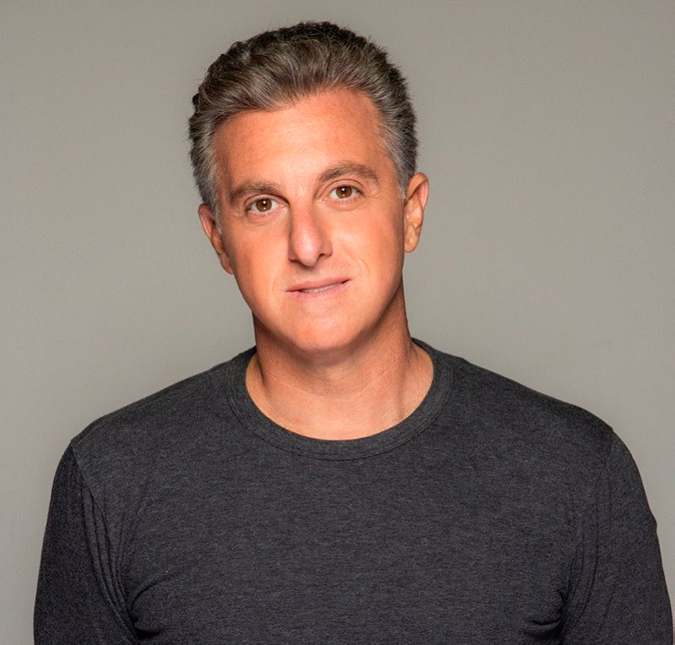 Após renovação de contrato, Luciano Huck é cotado para substituir Faustão nos domingos da <i>Globo</i>; diz colunista