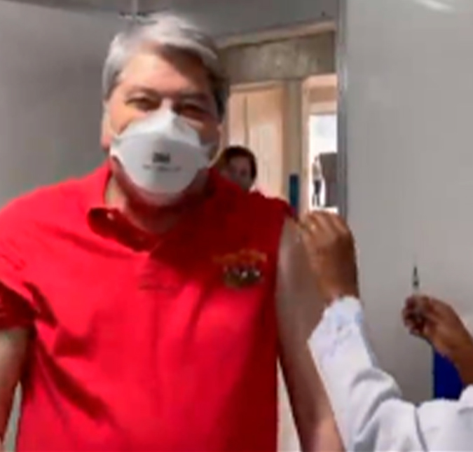 Datena toma vacina contra o novo coronavírus ao vivo: <i>- Vacina boa é vacina no braço</i>