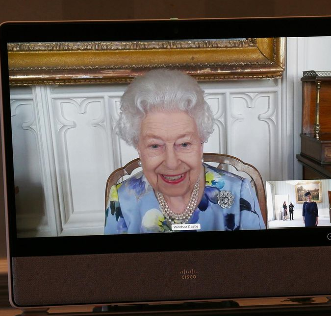 Rainha Elizabeth II aparece usando broche que recebeu como presente de casamento