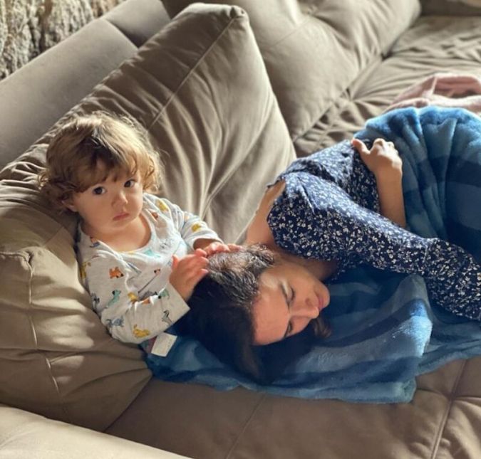 Em recente foto publicada no Instagram, Tatá deixou seus seguidores caindo de amores ao aparecer encolhidinha no colo de Clara. A pequena até passa a mão pelo cabelo da mãe, como quem está ali para confortar e ouvir os problemas. Vê se pode? Em recente foto publicada no Instagram, Tatá deixou seus seguidores caindo de amores ao aparecer encolhidinha no colo de Clara. A pequena até passa a mão pelo cabelo da mãe, como quem está ali para confortar e ouvir os problemas. Vê se pode?