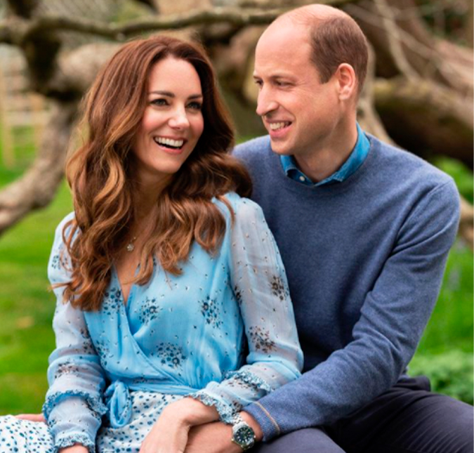 Kate Middleton usa colar de mais de 67 mil reais em foto de comemoração de dez anos de casamento com príncipe William