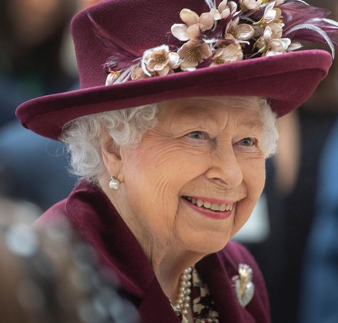 Rainha Elizabeth II inova e homenageia a maior marca de brinquedos para adultos do Reino Unido, entenda!