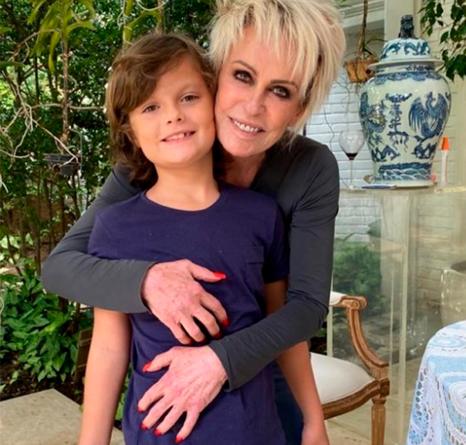 Ana Maria Braga aparece abraçada com o neto na <i>web: Aniversário pandêmico</i>