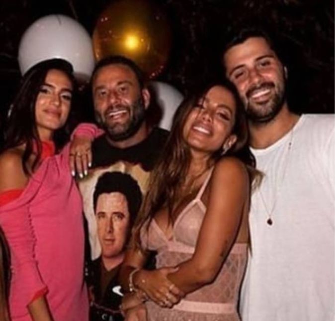 Anitta se relacionou com Michael Chetrit - um empresário bilionário dos Estados Unidos, do setor imobiliário. Segundo informações de Fábia Oliveira, Mikey, como é carinhosamente apelidado, é herdeiro de uma fortuna estimada em seis bilhões de dólares. A família dele, Chetrit, seria bastante conhecida em todos os Estados Unidos. Na foto acima, ambos aparecem abraçadinhos na comemoração de 28 anos de idade de Anitta, pouco antes de assumirem o relacionamento.