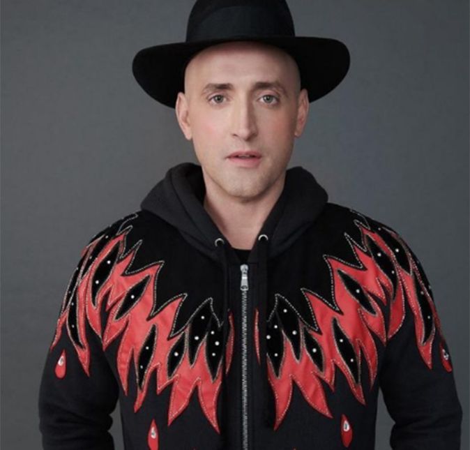 Paulo Gustavo era um dos artistas brasileiros mais queridos dos últimos tempos. Prova disso foi a união de todo o país enviando boas energias para o ator desde que ele foi internado por conta de complicações da Covid-19, no dia 13 de março de 2021.O rapaz que fez todo mundo rir, nascido em Niterói, no Rio de Janeiro, no dia 30 de outubro de 1978, infelizmente nos deixou no dia 4 de maio de 2021, após ter complicações decorrentes da doença. Também diretor, roteirista, e apresentador brasileiro, ele teve uma longa carreira de sucesso. A seguir, relembre a trajetória de Paulo Gustavo.