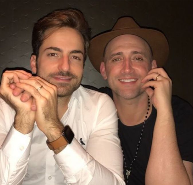 Falar um pouquinho de sua vida pessoal é muito importante, uma vez que ele fez questão de colocar diversos pontos importantes de sua vivência nas telas ao fazer Minha Mãe é uma Peça. Casado com Thales Bretas, foi o dermatologista que passou boa parte das informações sobre toda a luta que Paulo Gustavo travou contra a Covid-19 aos seguidores do ator.