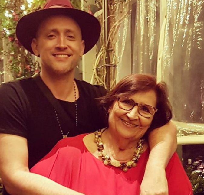 Déa Lucia era a mãe de Paulo Gustavo, e a quem ele homenageou com o papel de Dona Hermínia, certamente seu personagem de maior sucesso.