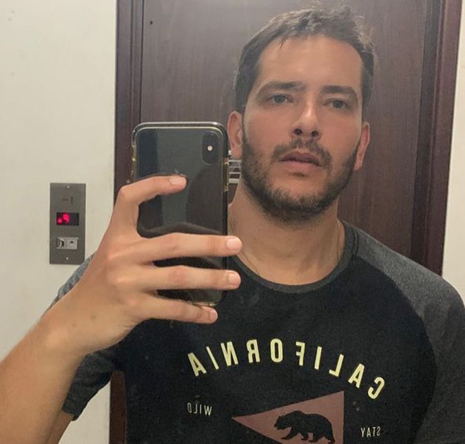 Bento Ribeiro também abriu o jogo sobre o vício em drogas que desenvolveu nos últimos anos, e que acabou resultando em sua internação. O ator e humorista, conhecido por apresentar o programa Furo MTV com Dani Calabresa e por interpretar o par romântico de Claudia Ohana na novela A Favorita, falou sobre o assunto no primeiro episódio do podcast que está lançando, intitulado Ben Yur. Durante o relato, Bento conta que sua dependência foi causada por problemas pessoais que o sobrecarregaram e acabaram impedindo até mesmo que ele continuasse trabalhando: - Passei por umas crises pessoais. Não estava mais funcionando. Não conseguia mais fazer humor. Tinha muita coisa na minha vida que eu não estava conseguindo lidar. Tive umas crises, entrei em parafuso e meio que não conseguia trabalhar direito. Minha cabeça estava quebrada por um tempo, muitas coisas pessoais, drogas, m****s que eu fazia... Estava meio perdido. O artista ainda conta sobre os prejuízos que seu corpo acabou sofrendo por conta do excesso do uso de substâncias - e expressou medo ao pensar no que teria ocorrido se ele não tivesse buscado ajuda: - Quando você fica desconectado da realidade... Não conseguia me concentrar para mais nada, nem me lembrar das coisas direito, nem prestar atenção em nada direito por mais de cinco minutos. Foi uma bola de neve. Sinto que se eu tivesse continuado na rota que eu estava, eu já teria morrido. Eu fumava três maços de cigarro por dia. Fumava tanto que acendia um e depois outro, esquecendo que já tinha acendido.