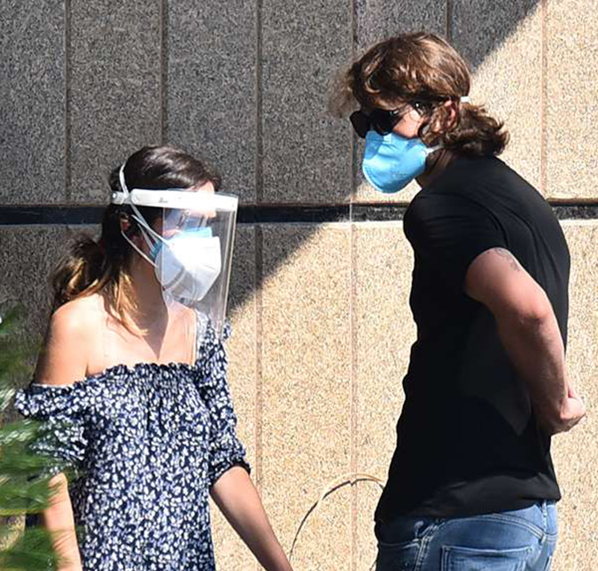 Tatá Werneck é criticada por ir ao velório de Paulo Gustavo usando duas máscaras e <i>face shield</i> e rebate: <i>Prefiro ser chamada de exagerada do que de irresponsável</i>