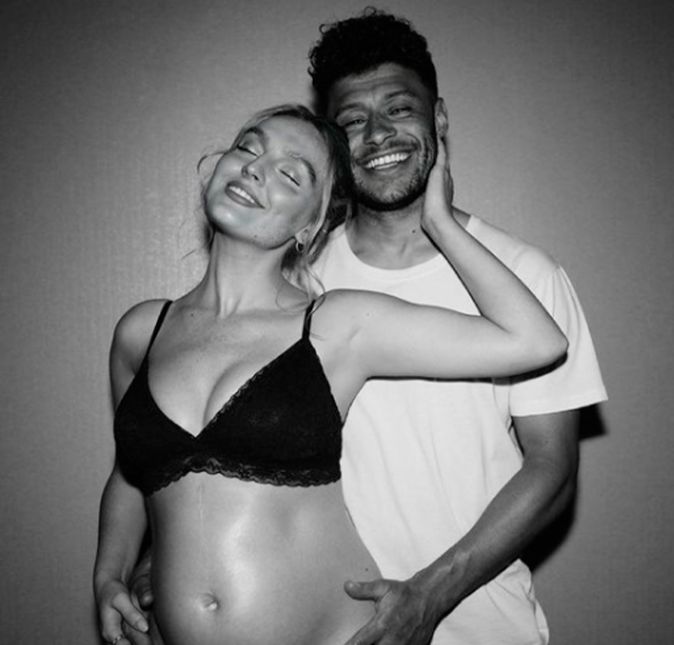 A cantora Perrie Edwards, do grupo Little Mix, anunciou que está grávida! No dia 10 de maio, Perrie publicou fotos no Instagram ao lado do namorado, Alex Oxlade-Chamberlain, e escreveu: Tão feliz por estar nesta jornada selvagem com minha alma gêmea. Eu + Ele = Você. Mal podemos esperar para conhecê-lo, querido Ox!