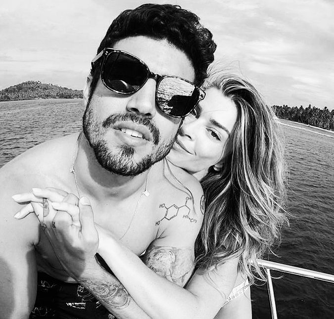 Caio Castro e Grazi Massafera terminaram amigavelmente. Apesar do ex-casal não falar a respeito do assunto publicamente, Leo Dias garantiu até que o ator já até seguiu em frente com a vida amorosa e está planejando reencontrar um antigo affair. A identidade da pessoa, no entanto, não foi revelada até o momento. O término, após quase dois anos de relacionamento, pegou a todos de surpresa, embora rumores no início deste ano davam conta de uma crise entre Grazi e Caio, que prontamente negaram o bafafá. Agora, ele deve seguir morando em São Paulo, onde tem apartamento, já que teria deixado a casa da atriz, no Rio de Janeiro. Caio Castro e Grazi Massafera terminaram amigavelmente. Apesar do ex-casal não falar a respeito do assunto publicamente, Leo Dias garantiu até que o ator já até seguiu em frente com a vida amorosa e está planejando reencontrar um antigo affair. A identidade da pessoa, no entanto, não foi revelada até o momento. O término, após quase dois anos de relacionamento, pegou a todos de surpresa, embora rumores no início deste ano davam conta de uma crise entre Grazi e Caio, que prontamente negaram o bafafá. Agora, ele deve seguir morando em São Paulo, onde tem apartamento, já que teria deixado a casa da atriz, no Rio de Janeiro.