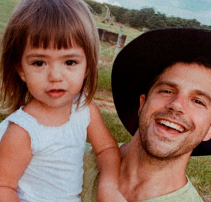 Em novembro de 2018, Duda Nagle, nascido em 17 de maio de 1983, descobriu o que era ser pai! Após a chegada da pequena Zoe, fruto do relacionamento com Sabrina Sato, a vida do ator mudou por completo! Além de mostrar o seu trabalho na atuação e sua paixão pelo mundo fitness, o artista passou a compartilhar sua rotina como pai. É nas redes sociais que ela e a pequena fazem sucesso, mostrando momentos espontâneos do dia a dia. Duda até criou o Instagram @dudapapai para mostrar só momentos ao lado da família. Pensando nisso, que tal conferir alguns dos melhores momentos dessa dupla que já é um sucesso na web? Confira, a seguir! Em novembro de 2018, Duda Nagle, nascido em 17 de maio de 1983, descobriu o que era ser pai! Após a chegada da pequena Zoe, fruto do relacionamento com Sabrina Sato, a vida do ator mudou por completo! Além de mostrar o seu trabalho na atuação e sua paixão pelo mundo fitness, o artista passou a compartilhar sua rotina como pai. É nas redes sociais que ela e a pequena fazem sucesso, mostrando momentos espontâneos do dia a dia. Duda até criou o Instagram @dudapapai para mostrar só momentos ao lado da família. Pensando nisso, que tal conferir alguns dos melhores momentos dessa dupla que já é um sucesso na web? Confira, a seguir!