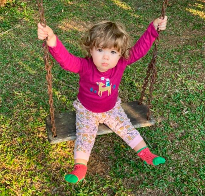 São vários os momentos que o casal compartilha da filha, sempre mostrando que a pequena herdou os traços da mamãe-coruja e também adora fazer todo mundo dar risada! São vários os momentos que o casal compartilha da filha, sempre mostrando que a pequena herdou os traços da mamãe-coruja e também adora fazer todo mundo dar risada!
